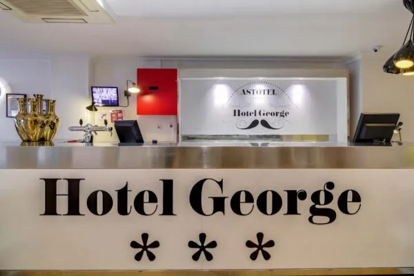 L’atmosphère de la réception de l’hôtel George se caractérise par un accueil chaleureux