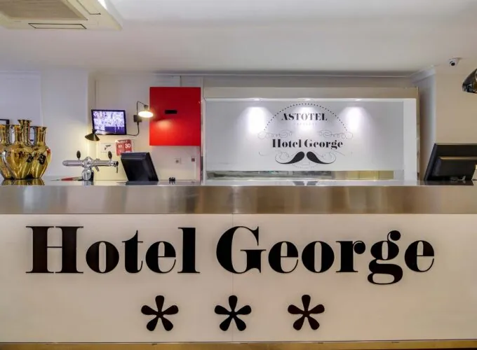 Die Atmosphäre im Empfangsbereich des Hotels George ist durch einen freundlichen Empfang geprägt