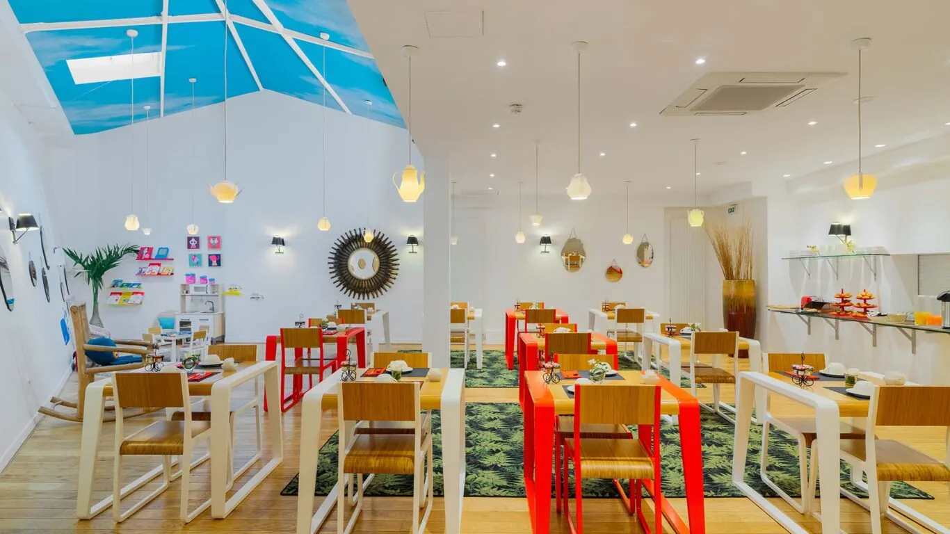 La salle de petit-déjeuner de l’hôtel George offre un cadre accueillant, parfait pour bien commencer la journée. Les clients peuvent profiter d’un buffet varié et abondant dans une atmosphère chaleureuse et animée