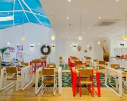 La salle de petit-déjeuner de l’hôtel George offre un cadre accueillant, parfait pour bien commencer la journée. Les clients peuvent profiter d’un buffet varié et abondant dans une atmosphère chaleureuse et animée