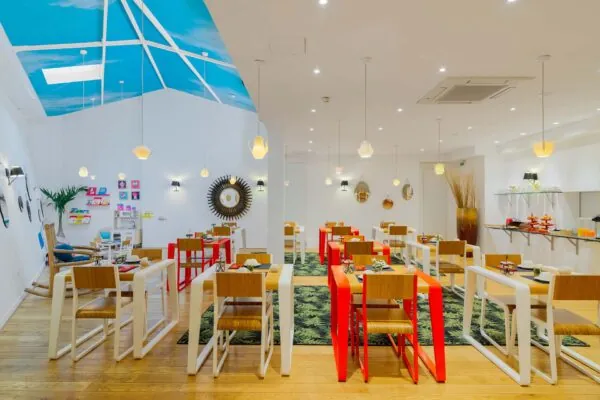 La salle de petit-déjeuner de l’hôtel George offre un cadre accueillant, parfait pour bien commencer la journée. Les clients peuvent profiter d’un buffet varié et abondant dans une atmosphère chaleureuse et animée