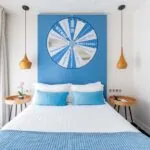 Chambre Communicante à l’hôtel Joke avec un lit et une roue sur le mur