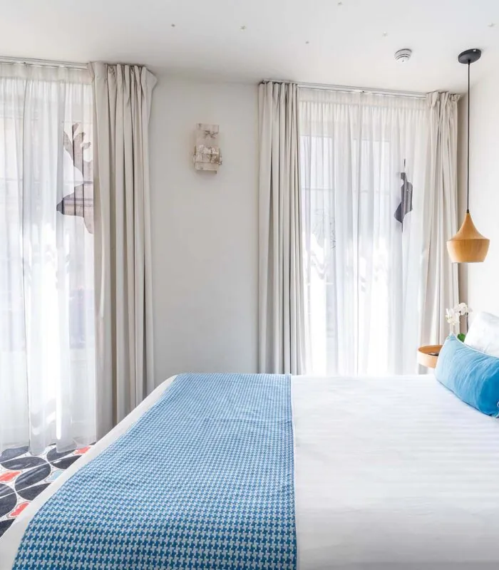 Chambre Communicante à l’hôtel Joke avec un lit et une roue sur le mur