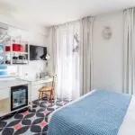 Chambre Communicante à l’hôtel Joke avec un lit et un bureau