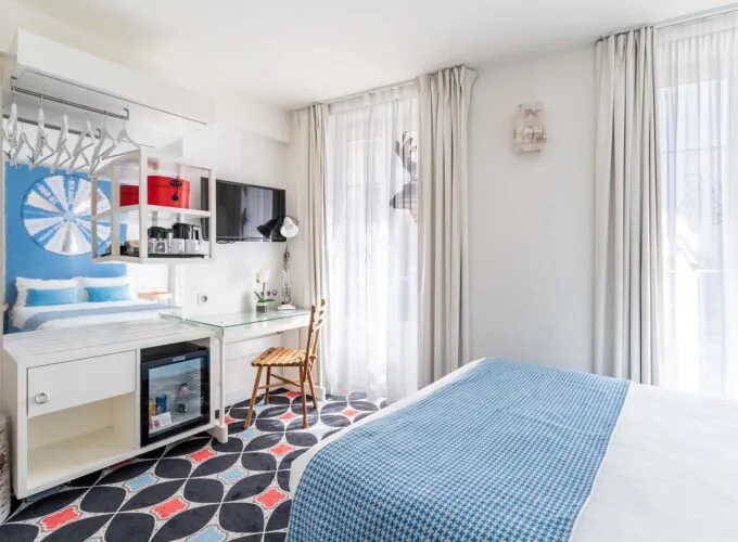 Chambre Communicante à l’hôtel Joke avec un lit et un bureau