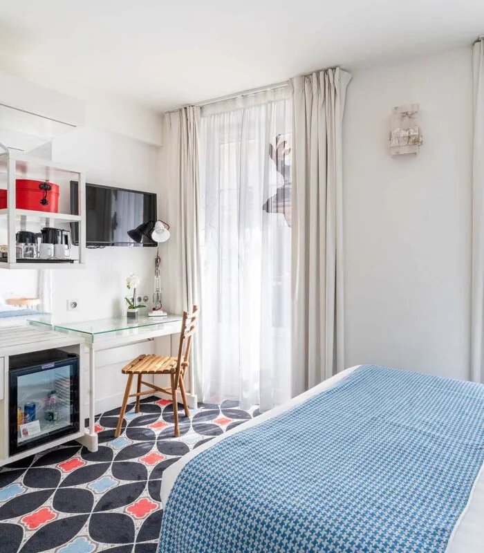 Chambre Communicante à l’hôtel Joke avec un lit et un bureau