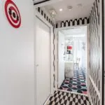 Couloir de la Chambre Communicante à l’hôtel Joke avec une enseigne sur le mur