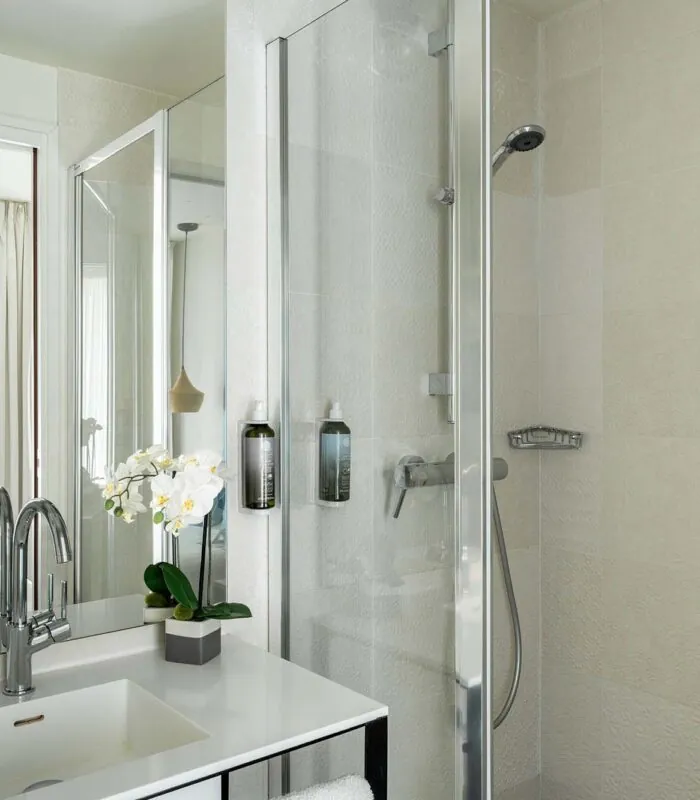Salle de bain de la Chambre Communicante à l’hôtel Joke avec un lavabo,une douche et un miroir