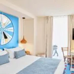 Chambre Double à l’hôtel Joke avec une grande roue sur le mur