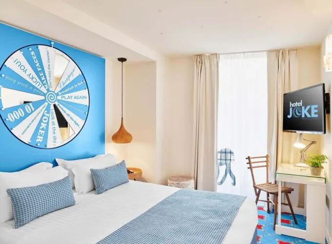 Chambre Double à l’hôtel Joke avec une grande roue sur le mur