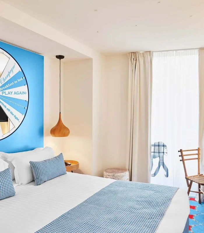 Chambre Double à l’hôtel Joke avec une grande roue sur le mur