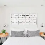 Chambre Double à l’hôtel Joke avec un lit et une enseigne au-dessus