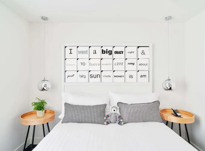 Chambre Double à l’hôtel Joke avec un lit et une enseigne au-dessus