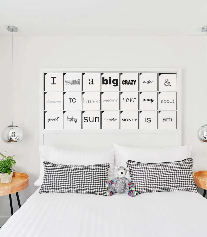 Chambre Double à l’hôtel Joke avec un lit et une enseigne au-dessus