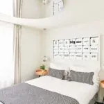 Chambre Double à l’hôtel Joke avec un lit et une enseigne au-dessus