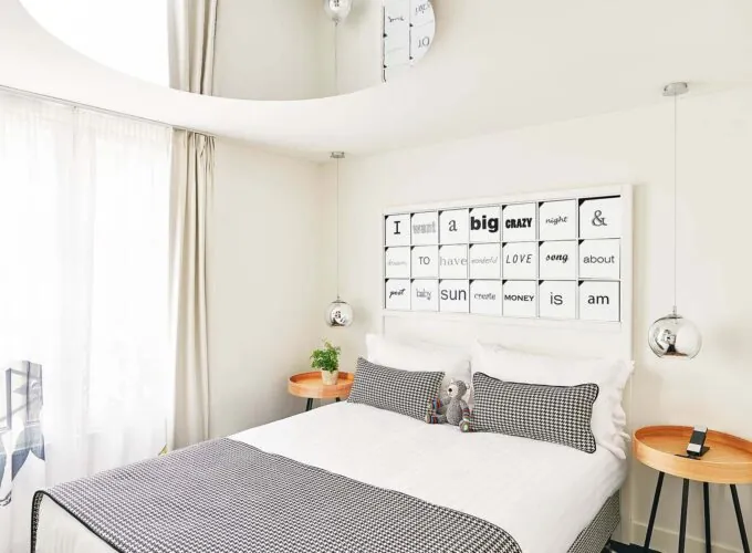 Chambre Double à l’hôtel Joke avec un lit et une enseigne au-dessus