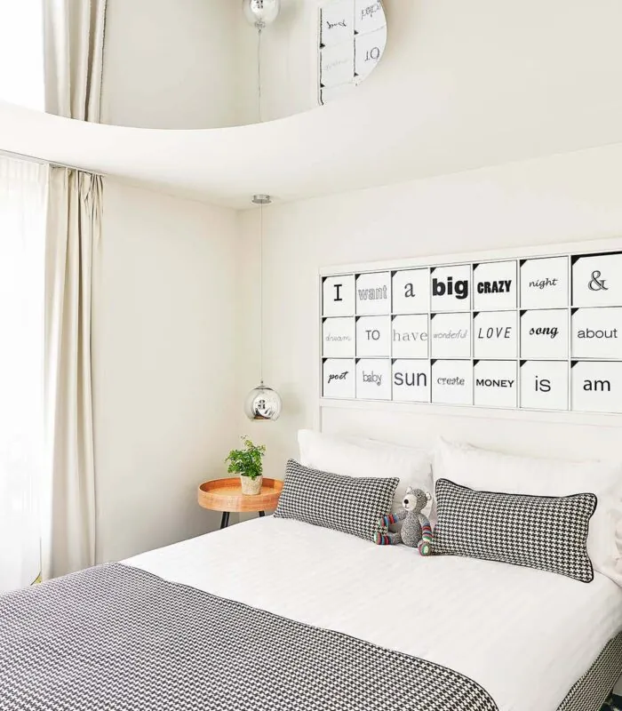 Chambre Double à l’hôtel Joke avec un lit et une enseigne au-dessus