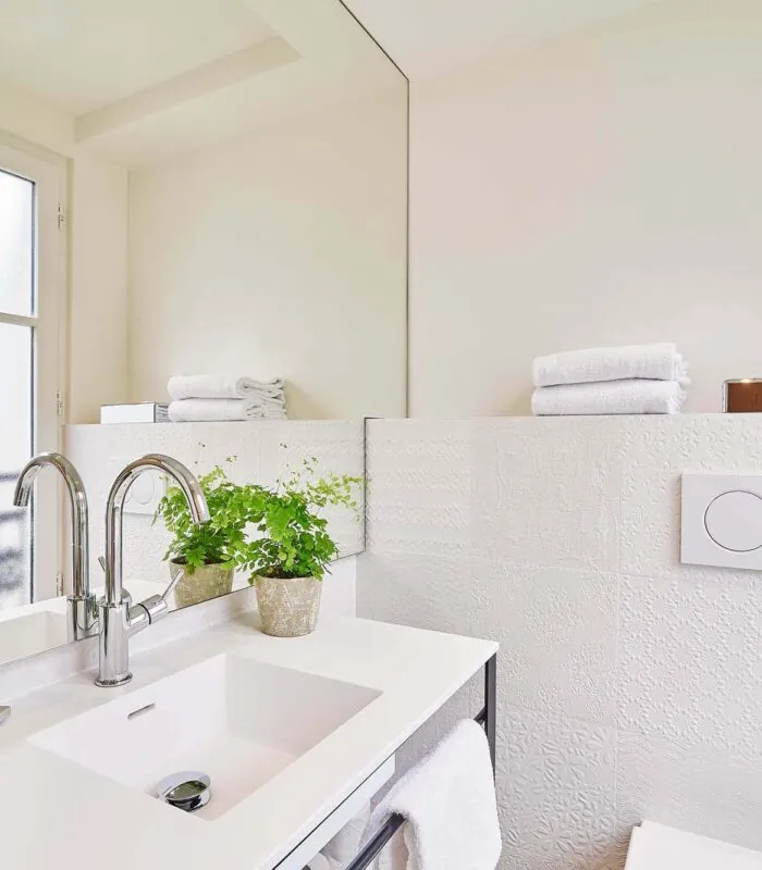 Salle de bain de la Chambre Double à l’hôtel Joke avec un lavabo et un miroir avec un bouton