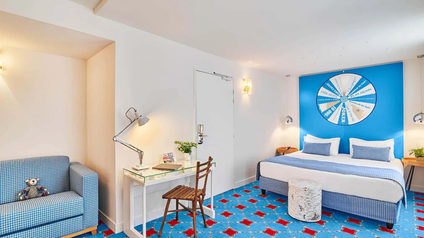 Chambre Supérieure, spacieuse et élégamment décorée, dotée d’un grand lit offrant un confort exceptionnel et une atmosphère paisible pour un séjour véritablement agréable