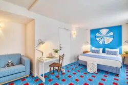 Chambre Supérieure, spacieuse et élégamment décorée, dotée d’un grand lit offrant un confort exceptionnel et une atmosphère paisible pour un séjour véritablement agréable