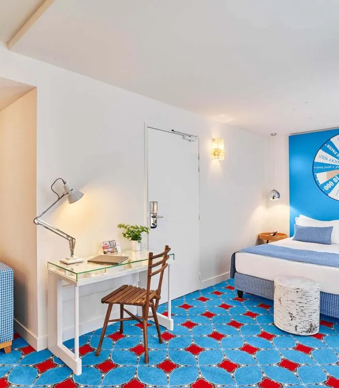 Chambre Double Supérieure à l’hôtel Joke avec un lit et un bureau et une roue sur le mur