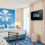 Chambre Double Supérieure à l’hôtel Joke avec un lit et une télévision