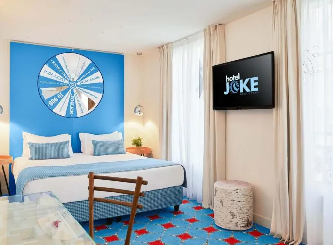 Chambre Double Supérieure à l’hôtel Joke avec un lit et une télévision