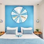 Chambre Double Supérieure à l’hôtel Joke avec une roue de la fortune sur le mur