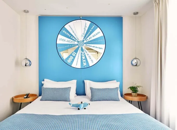 Chambre Double Supérieure à l’hôtel Joke avec une roue de la fortune sur le mur