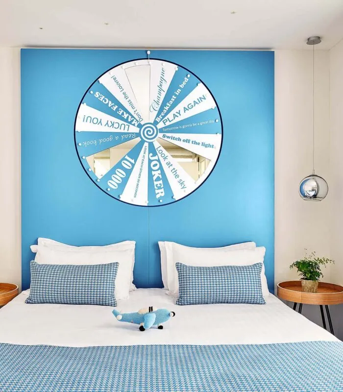 Chambre Double Supérieure à l’hôtel Joke avec une roue de la fortune sur le mur