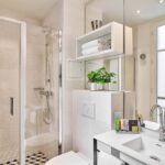 Salle de bain de la Chambre Double Supérieure à l’hôtel Joke avec un lavabo,des toilettes et une douche