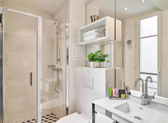 Salle de bain de la Chambre Double Supérieure à l’hôtel Joke avec un lavabo,des toilettes et une douche