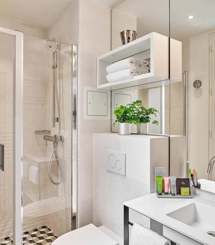 Salle de bain de la Chambre Double Supérieure à l’hôtel Joke avec un lavabo,des toilettes et une douche