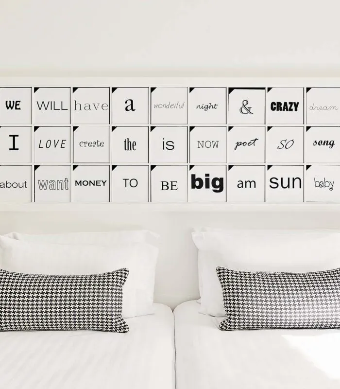 Chambre Familiale à l’hôtel Joke avec un lit et une enseigne au-dessus