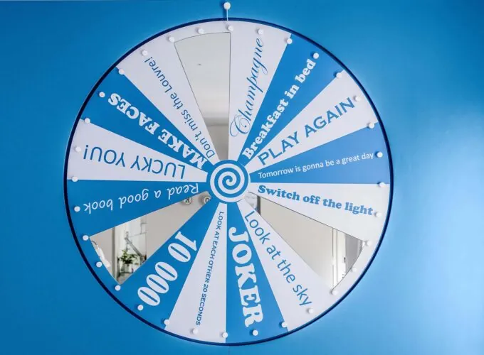 Chambre Familiale à l’hôtel Joke avec une roue bleue et blanche