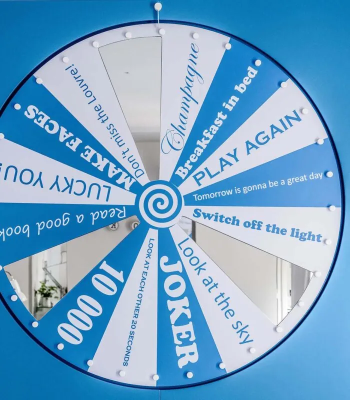 Chambre Familiale à l’hôtel Joke avec une roue bleue et blanche