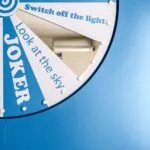 Chambre Familiale à l’hôtel Joke avec une roue bleue et blanche