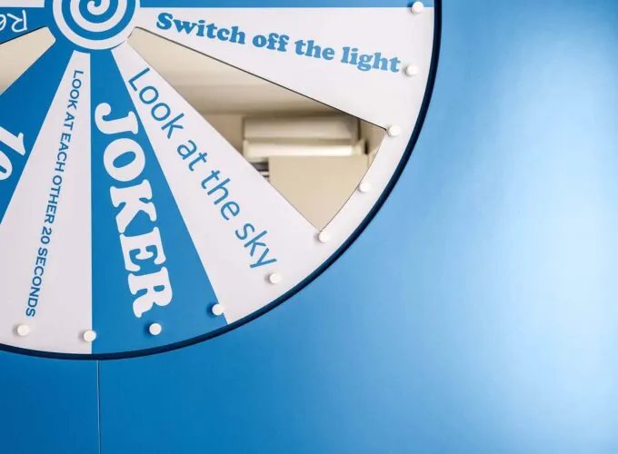 Chambre Familiale à l’hôtel Joke avec une roue bleue et blanche