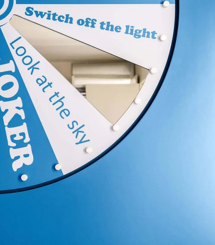 Chambre Familiale à l’hôtel Joke avec une roue bleue et blanche