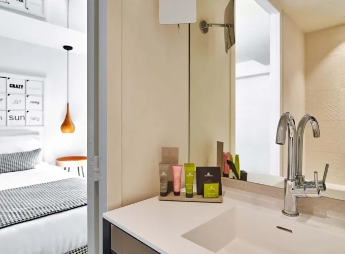 Salle de bain de la Chambre Familiale à l’hôtel Joke