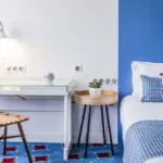 Chambre Privilège à l’hôtel Joke avec un mur à rayures bleues et blanches et un coussin avec une chouette