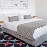 Chambre Privilège à l’hôtel Joke avec un lit et une enseigne au-dessus