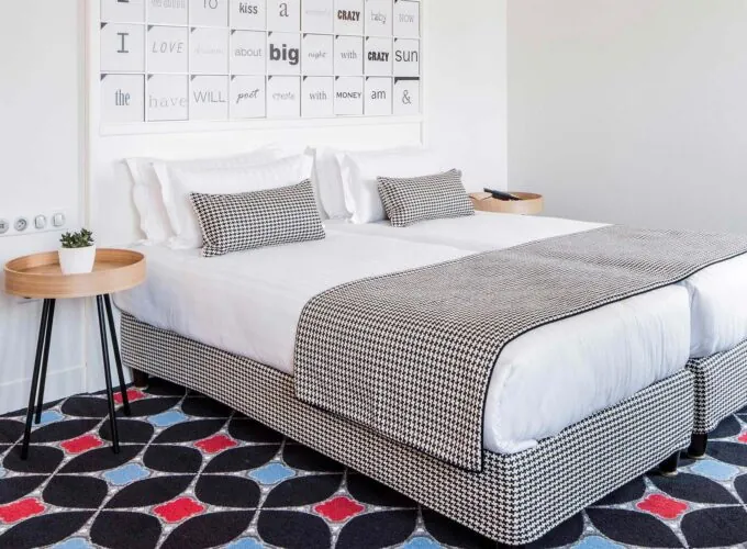 Chambre Privilège à l’hôtel Joke avec un lit et une enseigne au-dessus