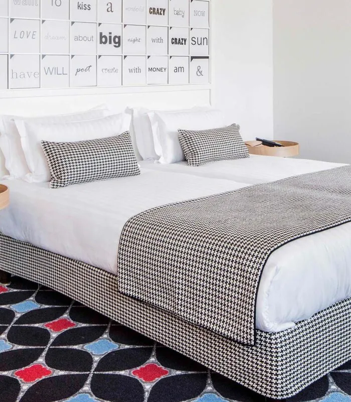 Chambre Privilège à l’hôtel Joke avec un lit et une enseigne au-dessus