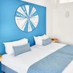 Chambre Privilège à l’hôtel Joke avec une roue sur le mur