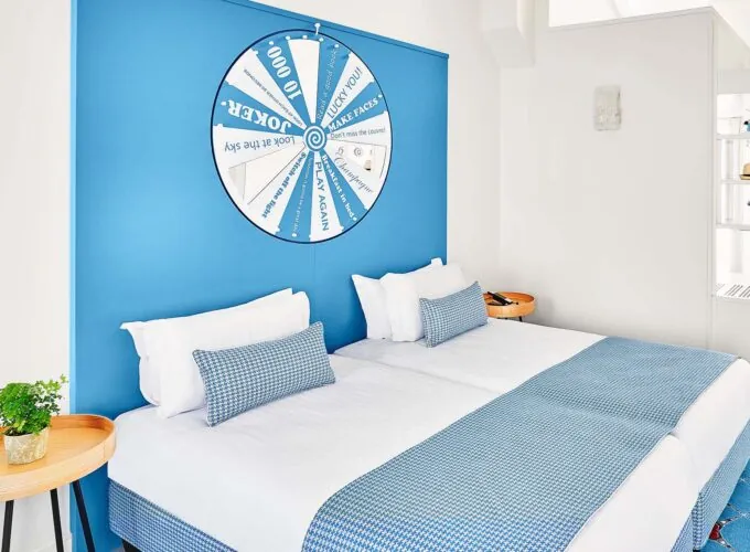 Chambre Privilège à l’hôtel Joke avec une roue sur le mur