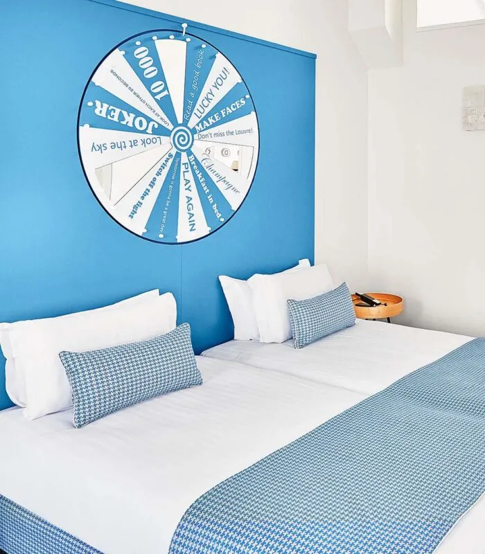 Chambre Privilège à l’hôtel Joke avec une roue sur le mur