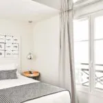 Chambre Single à l’hôtel Joke avec un lit et une enseigne