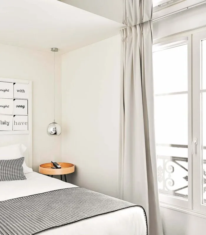Chambre Single à l’hôtel Joke avec un lit et une enseigne