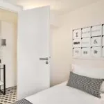 Chambre Single à l’hôtel Joke avec un lit et une enseigne